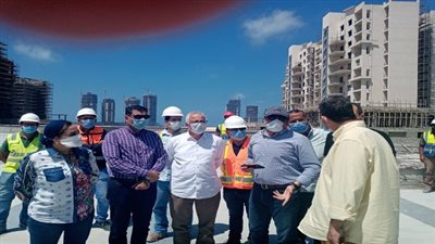 نائب وزير الإسكان للمشروعات القومية يتفقد مشروعات مدينة العلمين الجديدة