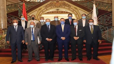 بحضور محلب والعقدة مجلس حكماء جامعة عين شمس يناقش استثمار ارض الجامعة بالعبور