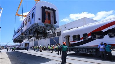 وزير النقل يتابع استكمال تنزيل الدفعة الأولى لعربات الركاب الجديدة بميناء الإسكندرية