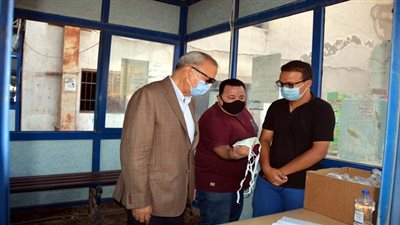 محافظ القليوبية يتفقد عدد من المطاعم وموقف سيارات الاجرة للتأكد من تطبيق الاجراءات الاحترازية 