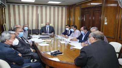 محافظ قنا يترأس اجتماع اللجنة الدائمة لاختيار الوظائف القيادية