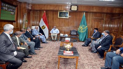 محافظ القليوبية يلتقي بفريق عمل وزارة المالية المكلف بميكنة منظومة العمل الإدارية والمالية بدواوين عام المحافظة
