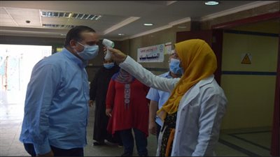 جامعة سوهاج تطبق معايير الصحة والسلامة بالمدن الجامعية ورئيس الجامعة يتابع تجهيز الوجبات 