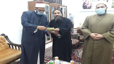 أسقف السويس يشترى 5 صكوك أضحية من الأوقاف