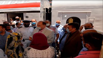 محافظ أسيوط يشهد انطلاق إحدى القطارات الجديدة عالية المستوى بمحطة السكة الحديد 