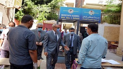 محافظ القليوبية يتفقد إمتحانات الثانوية العامة بمدرسة مصطفى كامل التجريبية ببنها