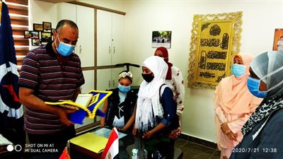 طالبات التعليم المجتمعي تهدي مدير تعليم السويس مشغولة يدوية لحامل كتاب الله