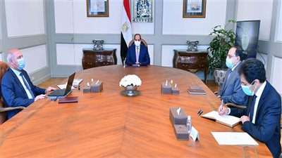  الرئيس السيسي يجتمع مع وزير النقل ومستشار رئيس الجمهورية للتخطيط العمراني