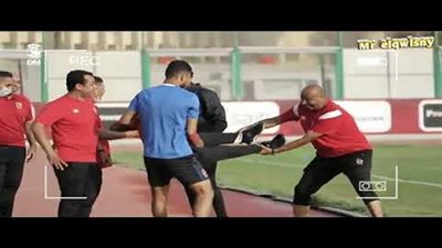 شاهد| موقف طريف في تدريبات الأهلي.. هكذا غنت عليه مطربة شهيرة