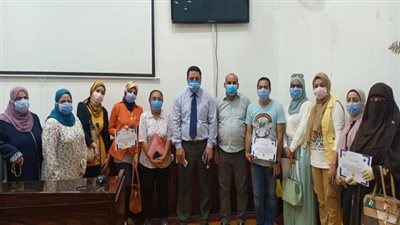 وكيل صحة السويس يستكمل تكريم الطواقم الطبية بالمستشفى العام 