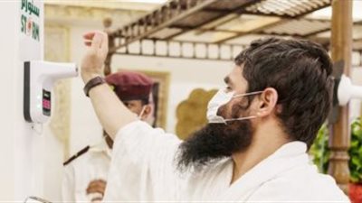 السعودية تلزم الحجاج بارتداء 