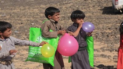 مركز الملك سلمان للإغاثة يوزع كسوة العيد للأطفال الأيتام والنازحين بمحافظات اليمن