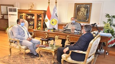 محافظ أسيوط يستقبل وفد من مجلس الوزراء لبحث موقف مشروعات مبادرة 