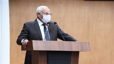 محافظ بورسعيد يلتقي عدد من المعلمين ويشيد بدورهم 