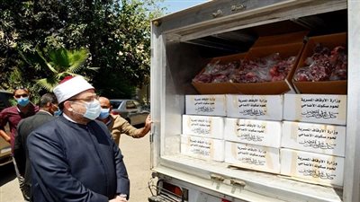 بالصور.. انطلاق سيارات توزيع لحوم أضاحي الأوقاف للمديريات