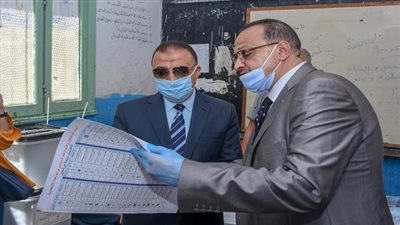 محافظ الإسكندرية يدلى بصوته بمدرسة عمر مكرم الابتدائية بمنتزة أول ويطمئن على بدء العملية الإنتخابية