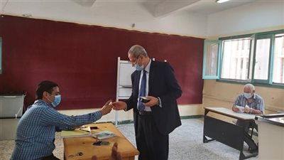 وزير التعليم السابق يدلي بصوته لأنتخابات مجلس الشيوخ  داخل احد اللجان بالمنصورة 