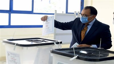 رئيس الوزراء يُدلى بصوته فى انتخابات مجلس الشيوخ بالمدرسة المصرية اليابانية بالشيخ زايد