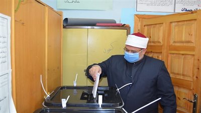 وزير الأوقاف يدلي بصوته في انتخابات الشيوخ