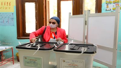 وزيرة البيئة تدلى بصوتها فى انتخابات الشيوخ وتحث المواطنين على المشاركة