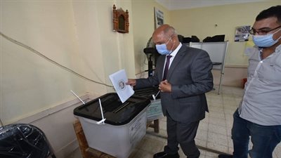 وزير النقل يدلي بصوته في انتخابات مجلس الشيوخ في مدرسة سيزا نبراوي الابتدائية