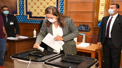 وزيرة التخطيط تدلي بصوتها فى انتخابات مجلس الشيوخ