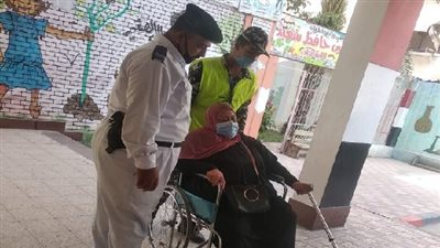 الشرطة تساعد كبار السن للإدلاء بأصواته فى انتخابات الشيوخ ببورسعيد