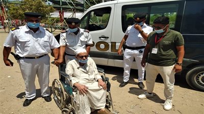 الشرطة في خدمة الشعب.. تلبية رغبة مسن ونقله إلى مقر لجنته للمشاركة بانتخابات الشيوخ 