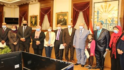 محافظ القاهرة يكرم القائمين على مبادرة 