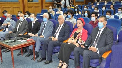 وزير التعليم يلتقي بالطلاب أبناء شهداء الشرطة والقوات المسلحة المسافرين إلى بيلاروسيا