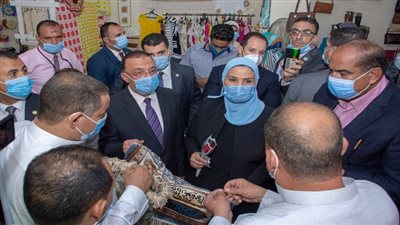 محافظ الإسكندرية ووزيرة التضامن الاجتماعى يفتتحان معرض 