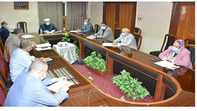 وزير الأوقاف يبحث تنفيذ توجيهات الرئيس للتعامل مع مال الوقف بالقيمة التجارية العادلة