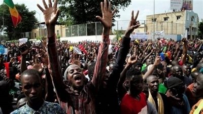 مالي على صفيح ساخن.. اعتقال كيتا ورئيس الحكومة والجيش يتدخل