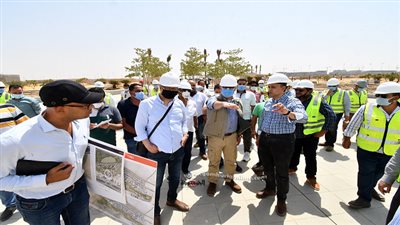 وزير الإسكان يتفقد العمل بمشروع الحدائق المركزية بالعاصمة الإدارية