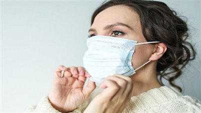 الصحة تكشف الطريقة الصحيحة لارتداء الكمامة لتجنب عدوى كورونا