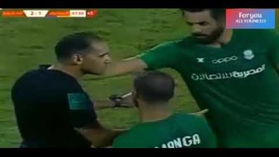 شاهد| موقف طريف بالدوري المصري.. مش هتبطل ضحك