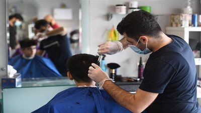 الصحة توجه بارتداء الكمامات فى صالونات التجميل والحلاقة 