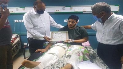  مدير تعليم السويس يزور طالب أصيب أثناء تطوعه في تجهيز مدرسته 