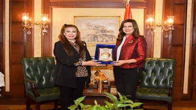 وزيرة الهجرة تثمن دور السلطة التشريعية وتكرم عددًا من النواب ممثلي المصريين بالخارج في البرلمان 