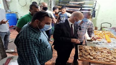 غلق مصعنين للحلويات بالشرقية وإعدام 1.5 طن أغذية فاسدة
