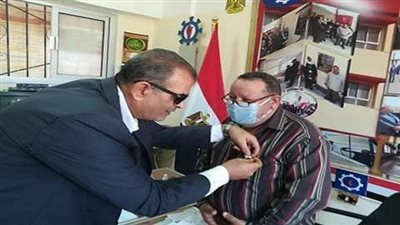 السروي يقلد مدير مدرسة بالسويس تقديراً لجهوده في المنظومة التعليمية