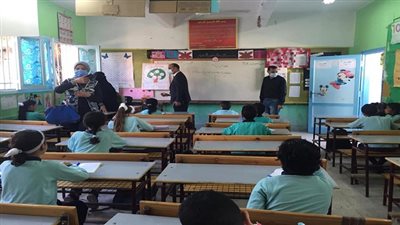 مدير تعليم السويس يتفقد مدرسة القناة  ويشارك فى تحية العلم 