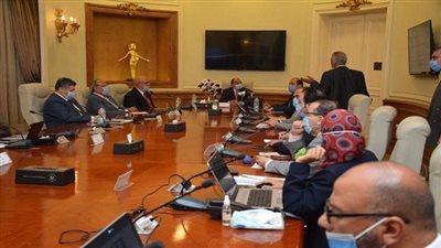 وزير التنمية المحلية يتفقد غرفة عمليات الوزارة لمتابعة سير انتخابات مجلس النواب بمحافظات المرحلة الأولي