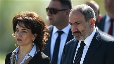 رئيس وزراء أرمينيا يرسل زوجته للقتال في كاراباخ ضد أذربيجان