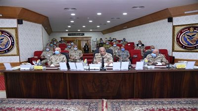 وزير الدفاع يتابع سير العمليات للقضاء على العناصر الإرهابية 