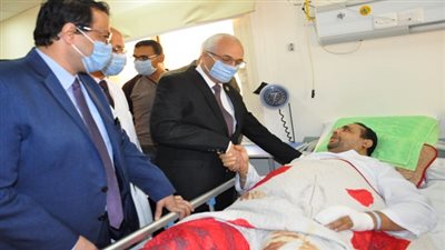 نائب وزير التربية والتعليم يزور معلم سمنود المعتدي عليه