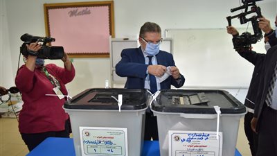 وزير قطاع الأعمال يدلى بصوته بانتخابات النواب
