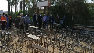 مدير تعليم السويس يتابع عمليات تدوير المقاعد الدراسية  بالميكانيكية