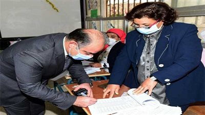 رئيس البورصة يدلى بصوته فى انتخابات مجلس النواب