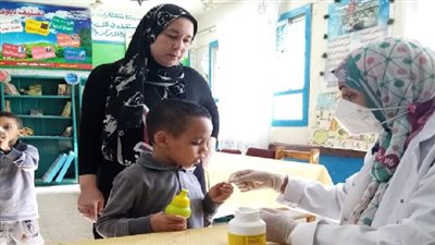 برعاية المحافظ تجريع تلاميذ الإبتدائية بالسويس للقضاء على الديدان المعوية 